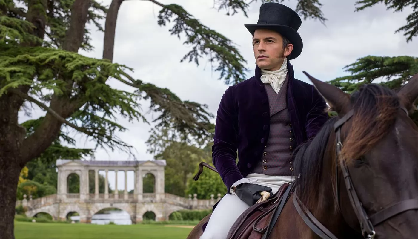 Звезда сериала "Бриджертоны" назван самым сексуальным мужчиной