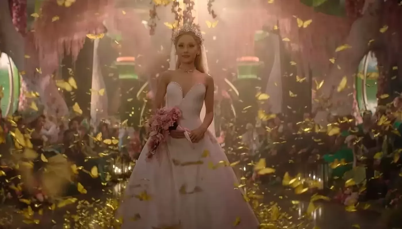 Японский Vogue опубликовал фото Арианы Гранде с шестью пальцами